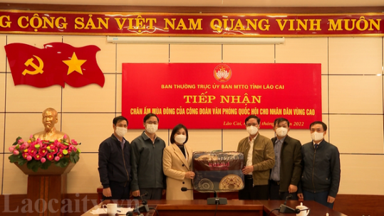 Công đoàn Văn phòng Quốc hội trao 1.000 chăn ấm cho Nhân dân vùng cao Lào Cai