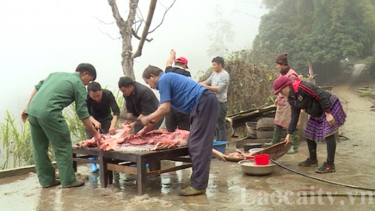 Người dân vùng cao mổ lợn đón tết