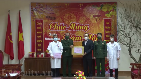 Đồng chí Vũ Xuân Cường, Phó Bí thư Thường trực Tỉnh ủy thăm, chúc tết cơ sở cách ly y tế của tỉnh