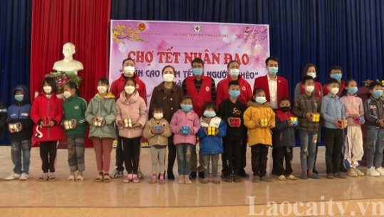 Chợ tết nhân đạo vì người nghèo