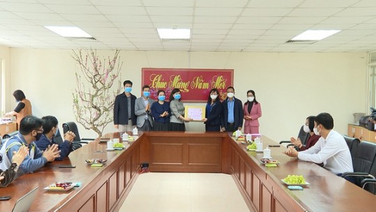 Đồng chí Giàng Thị Dung, Phó Chủ tịch UBND tỉnh thăm, chúc tết Đài PT-TH tỉnh, Báo Lào Cai