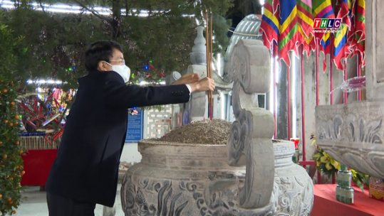 Các đồng chí lãnh đạo tỉnh Lào Cai dâng hương Đền Thượng
