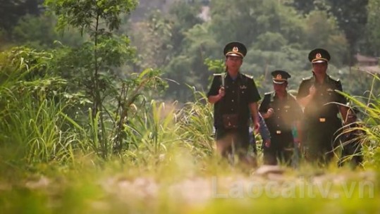 Lá cờ Tổ quốc tung bay nơi con sông Hồng chảy vào đất Việt