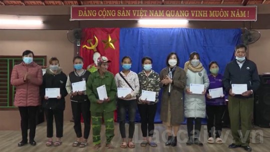 Tặng trên 59.000 suất quà tết cho người nghèo