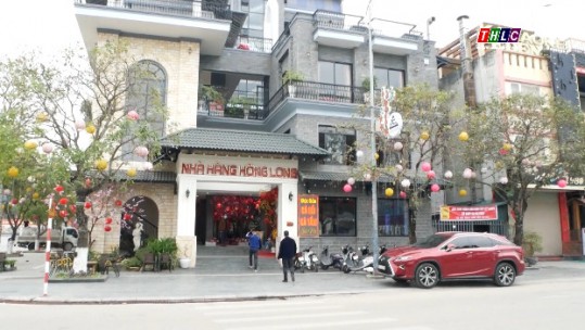 Hàng quán mở cửa trở lại