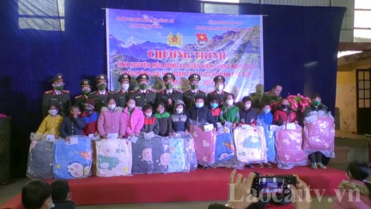 Chương trình “Tình nguyện mùa đông” và “Xuân ấm biên cương” tại xã Tả Gia Khâu