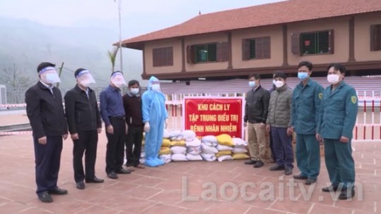 Tặng quà lực lượng và bệnh nhân khu cách ly xã Thống Nhất