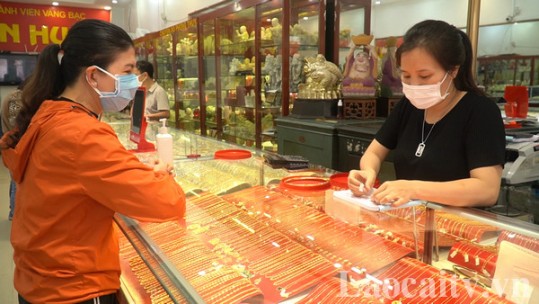 Thị trường vàng sôi động