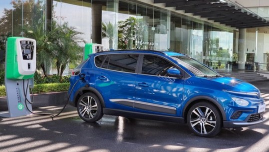 Miễn lệ phí trước bạ ô tô điện chạy pin
