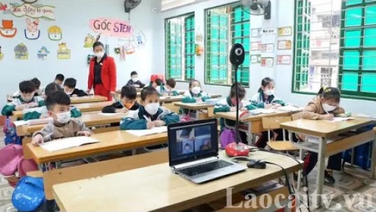 Vừa dạy học trực tiếp và trực tuyến: Thuận lợi lẫn thách thức