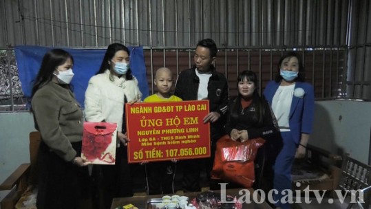 Thành phố Lào Cai giúp đỡ học sinh nghèo