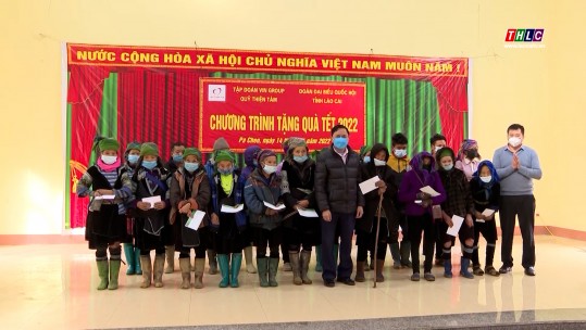 Tặng quà Tết cho hộ nghèo, gia đình chính sách