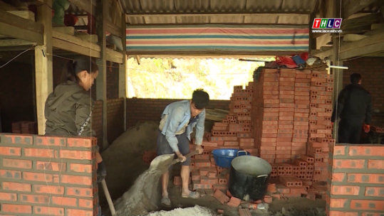 Người Mông Phìn Hồ Thầu giúp nhau xây nhà