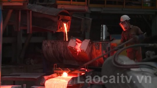 Công nhân yên tâm sản xuất vì có thưởng Tết