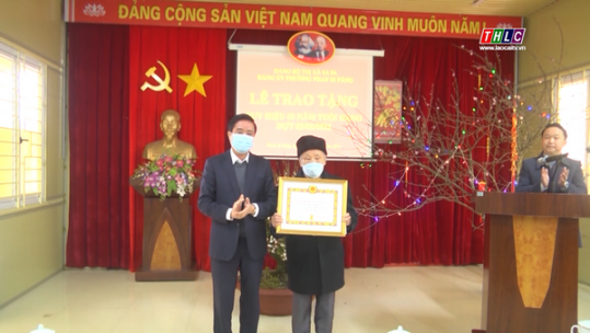 Trao Huy hiệu 60 năm tuổi Đảng tại phường Phan Si Păng