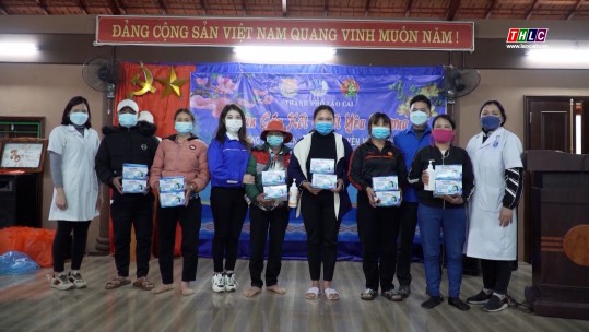 Thành đoàn Lào Cai tặng quà cho hộ nghèo, học sinh hoàn cảnh khó khăn