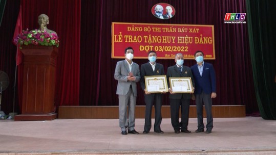 Bát Xát trao Huy hiệu Đảng đợt 3/2