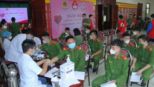 Gần 500 cán bộ chiến sỹ công an tham gia Ngày hội hiến máu năm 2022