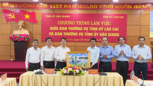 Ban Thường vụ Tỉnh uỷ Lào Cai trao đổi kinh nghiệm với tỉnh Hậu Giang