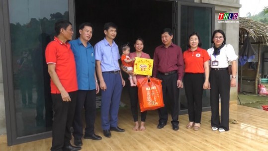 Hội Chữ thập đỏ trao con giống cho hộ nghèo