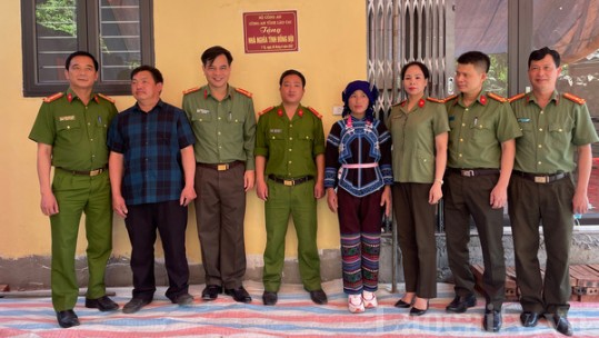 Công an tỉnh trao nhà tình nghĩa cho cán bộ có hoàn cảnh khó khăn