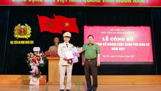 Đại tá Lưu Hồng Quảng - Giám đốc Công an tỉnh Lào Cai được bổ nhiệm chức danh Phó Giáo sư