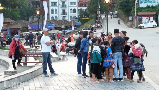 Sa Pa triển khai nhiều biện pháp hạn chế việc chèo kéo khách, bán hàng rong