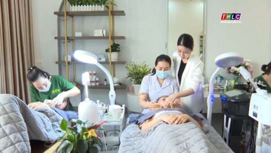 Nhiều bạn trẻ học nghề làm đẹp để tìm việc làm