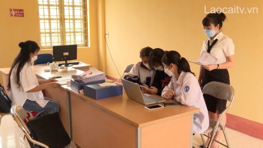Các nhà trường hỗ trợ học sinh đăng ký dự thi tốt nghiệp THPT năm 2022