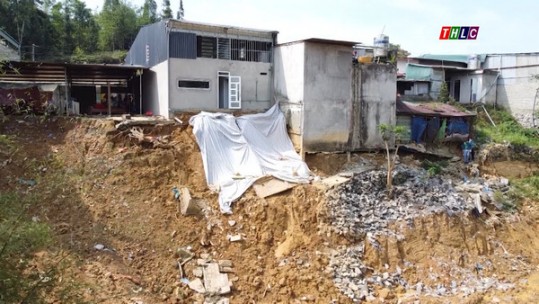 Tự ý múc đất ta-luy gây nguy hiểm cho cuộc sống người dân