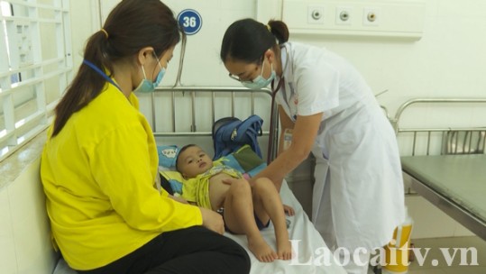Nhiều trẻ nôn do nhiễm virus phải nhập viện