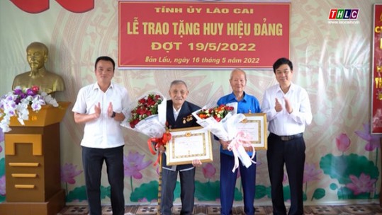 Phó Chủ tịch Thường trực HĐND tỉnh Vũ Văn Cài trao huy hiệu Đảng tại huyện Mường Khương