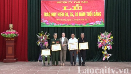 Nhiều đảng viên ở Văn Bàn được trao tặng huy hiệu Đảng dịp 19/5