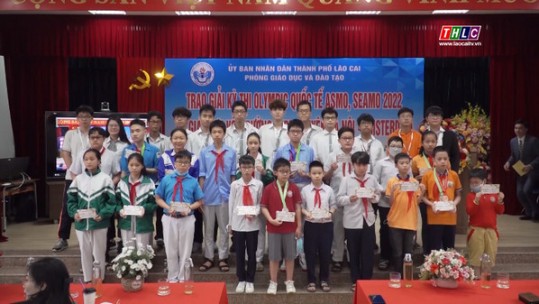 Trao giải cho học sinh đạt thành tích cao trong các kỳ thi