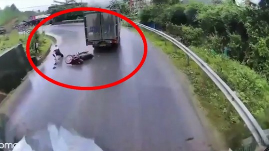 Vượt ẩu trên đèo lên Sa Pa gây tai nạn, tài xế xe tải vẫn đi tiếp
