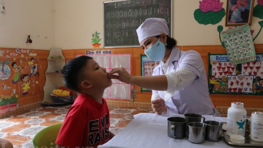 Lào Cai triển khai chiến dịch Bổ sung vitamin A kết hợp tẩy giun đợt I năm 2022
