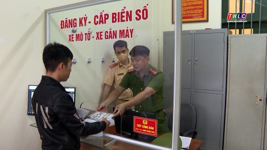 Người dân phấn khởi khi được cấp biển số xe ngay tại cơ sở