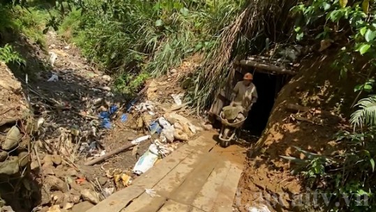 Tái diễn tình trạng khai thác trái phép tại mỏ vàng Minh Lương?