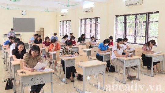 433 cán bộ quản lý, giáo viên thành phố tham gia thi đánh giá năng lực tiếng Anh