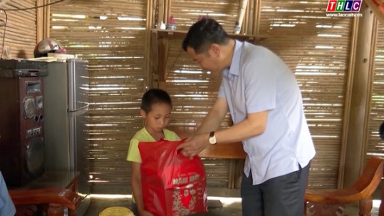 Bát Xát tặng quà trẻ em có hoàn cảnh khó khăn