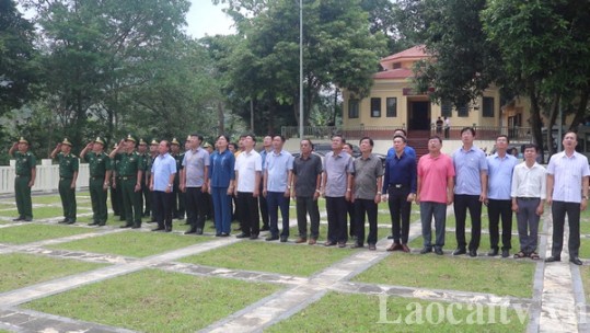 Đoàn Đại biểu Quốc hội tỉnh Đồng Tháp thăm Cột cờ Lũng Pô - Nơi con sông Hồng chảy vào đất Việt