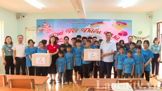 Phó Bí thư Tỉnh ủy Hoàng Giang thăm, tặng quà các đơn vị thuộc ngành Lao động - Thương binh và Xã hội
