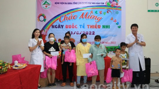 Vui Tết thiếu nhi 01/6 cùng các bệnh nhân nhi đang điều trị tại Bệnh viện Đa khoa tỉnh
