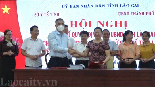 Bàn giao Trung tâm Y tế thành phố về UBND thành phố Lào Cai quản lý