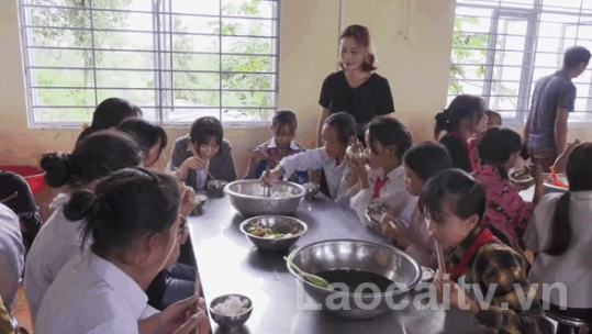 Chung sức chăm lo bán trú cho học sinh ở các xã NTM