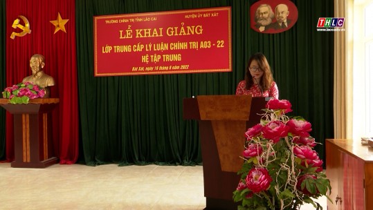 Bát Xát khai giảng lớp Trung cấp lý luận Chính trị