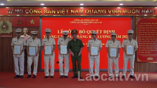 Công bố Quyết định thăng cấp bậc hàm, nâng lương sỹ quan nghiệp vụ năm 2022