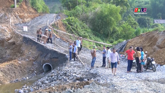 Doanh nghiệp khai khoáng làm hỏng đường ở thị trấn Bát Xát