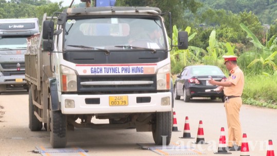 Tăng cường kiểm soát tải trọng xe trên địa bàn tỉnh