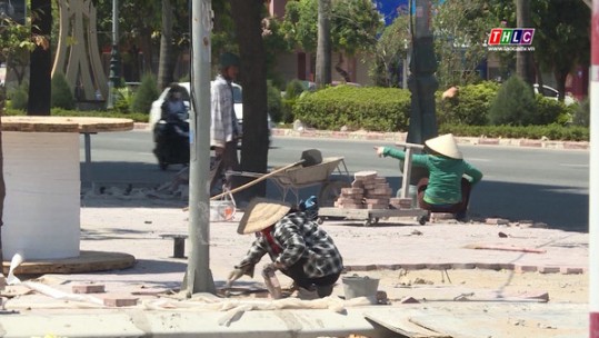 Công nhân, lao động bám trụ làm việc trong thời tiết nắng nóng